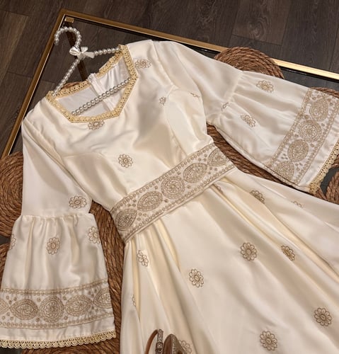 فستان ميد بتطريز ملكي