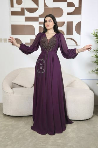 فستان شيفون ملكي بأكمام وتطريز