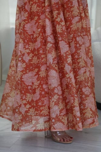 فستان طويل بحزام بمقاسات كبيره