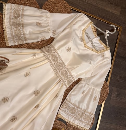 فستان ميد بتطريز ملكي