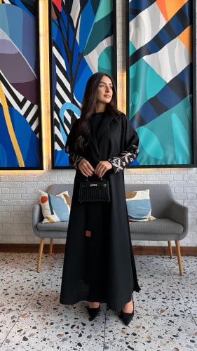 عباية مطرزة بالوان زاهيه بكسرات من الخلف