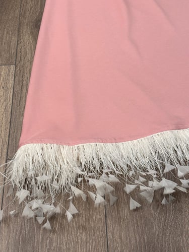 فستان انيق بريش واقف من تحت