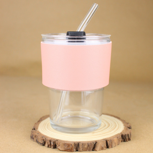 كوب قهوة بمسكة جلد وردي