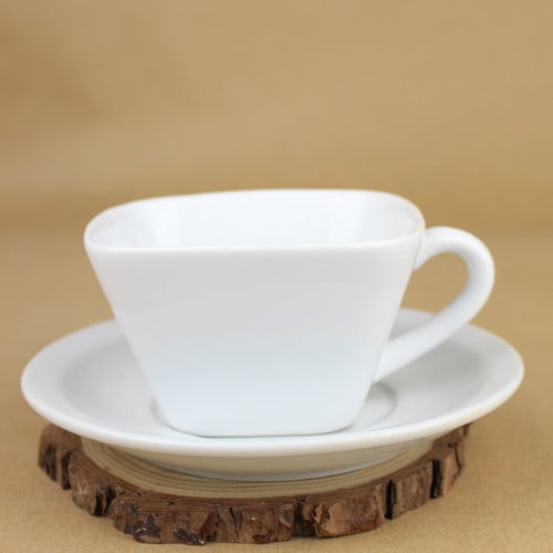 كوب قهوة ابيض مع صحن