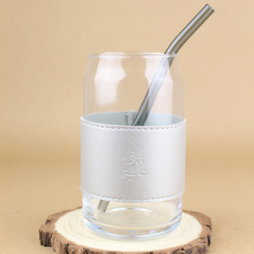 كوب زجاجي بمصاص زجاجي ومسكة جلد رصاصي 500 مل