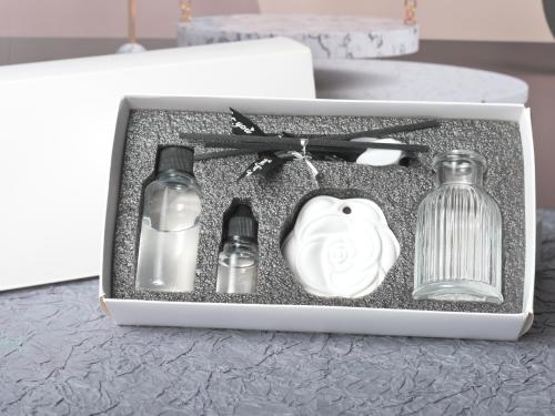 مجموعه (12) فواحة مع علبتين معطر سيارة