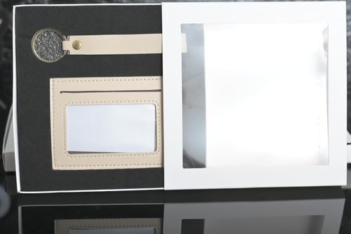 مجموعه(12) محفظة جلد مع الميدلية بي علبة شفاف 17*1...