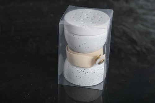 مجموعه (12) مبخرة سيرميك ابيض مع جلد بي علبة شفاف