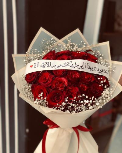 باقة ورد طبيعي 30 حبه لون احمر مع ورد ابيض مجفف