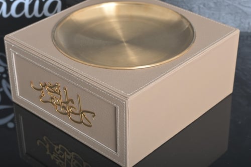 تبسي ملبس جلد بيج مع صحن استيل 30*30ارتفاع12 مع اخ...
