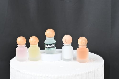 مجموعه(12) عطورات بغطاء خشبي بدون طباعه