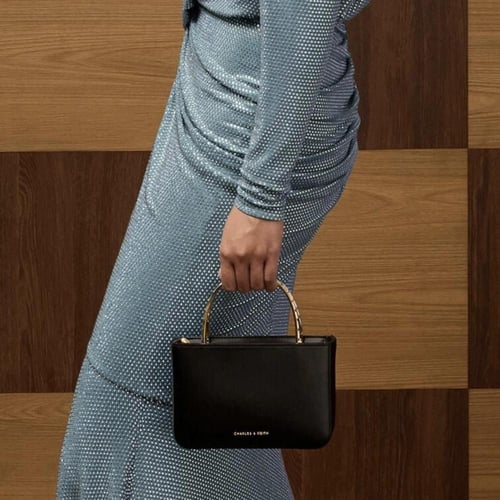 حقيبة ذات مقبض علوي مزين بالكريستال - أسود