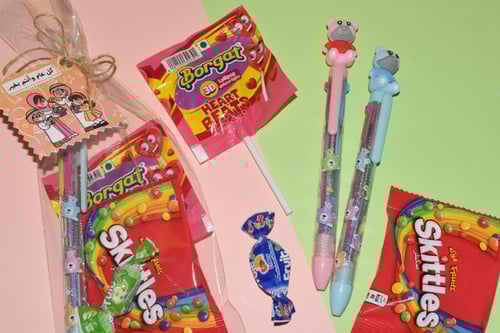 توزيعات أقلام مع حلاوة