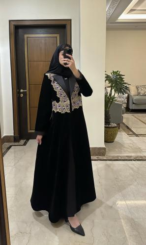 عبايه من المخمل الفاخر بالاضافة الى الجوبير الفرنس...
