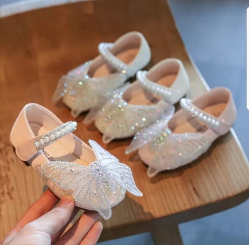 حذاء أنيق مزين باللؤلؤ و الفراشه