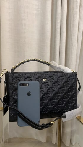 حقيبة من دكني متوسطة الحجم DKNY