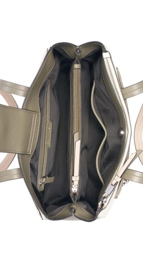 حقيبة من كالفن كلاين