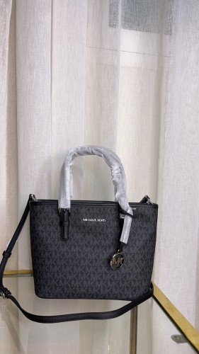 شنطه من مايكل كورس.