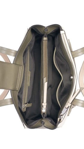 حقيبة من كالفن كلاين