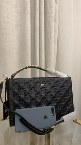 حقيبة من دكني متوسطة الحجم DKNY