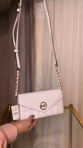 حقيبة صغيره كروس من مايكل كورس يمكن استخدامها كمحف...