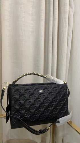 حقيبة من دكني متوسطة الحجم DKNY