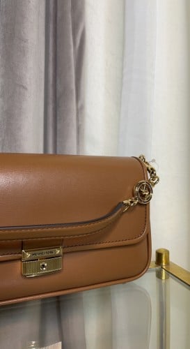 حقيبة من مايكل كورس بمسكتين واحده قصيره وواحد طويل...