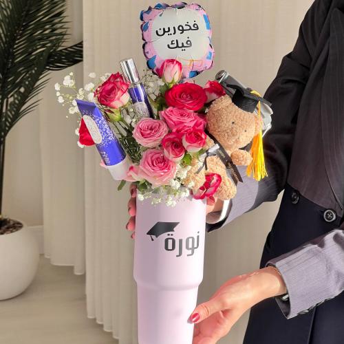كوب تخرج مع ورد