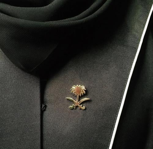 بروش سيفين ونخلة رمز الفخر والهوية السعودية