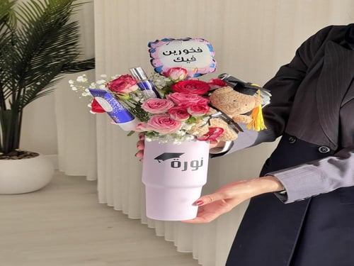 كوب تخرج مع ورد