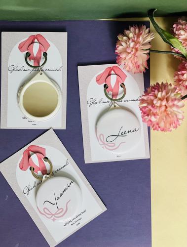 ميدالية مفاتيح بالاسم مع المراية