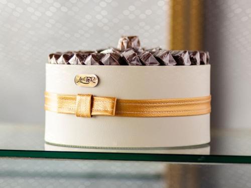 صينية شوكولاتة جلد بحزام (وسط)