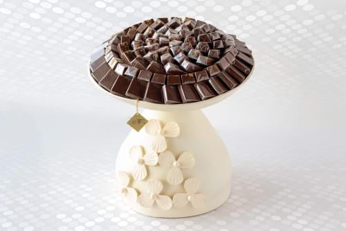 صينية شوكولاتة دائرية مزهرية بيضاء