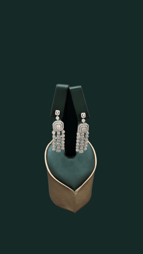 طقم أبيض فخم عيار 18 وزن 43.6 (طوق)