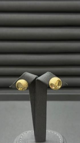 18-karat gold ring, weight 2.1