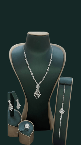 طقم فخم تصميم ألماس عيار 18 وزن 20.95