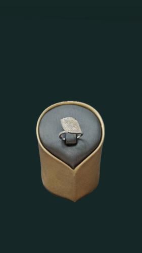 18 karat white ring weight 3.05