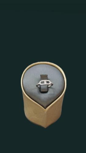 White 18-karat ring weight 2.06