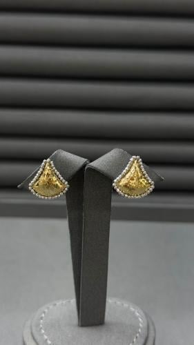 18 karat gold ring, weight 2.56