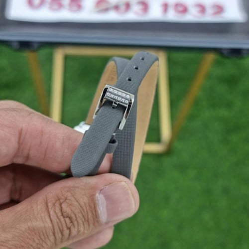 ساعة هاري وينستون اميرالد رمادية