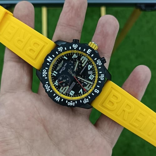 ساعة بريتلينغ اندورانس باللون الأصفر