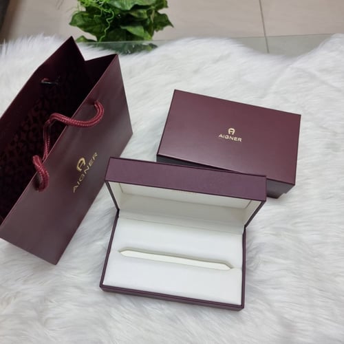 علبة قلم أقنر