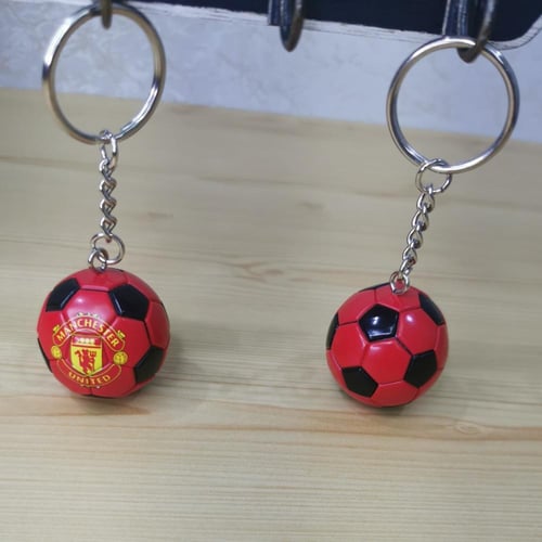 ميدالية بشعارات أندية أوروبية مختلفة