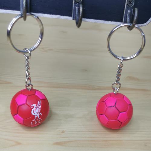 ميدالية بشعارات أندية أوروبية مختلفة