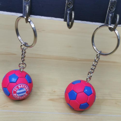 ميدالية بشعارات أندية أوروبية مختلفة