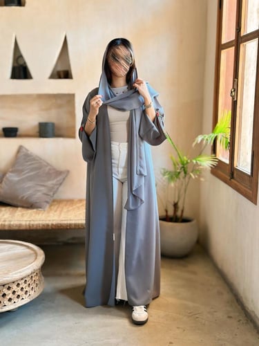 عباية كريب مكسر مع بروش بشكل كرز | رمادي