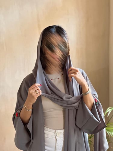 عباية كريب مكسر مع بروش بشكل كرز | رمادي