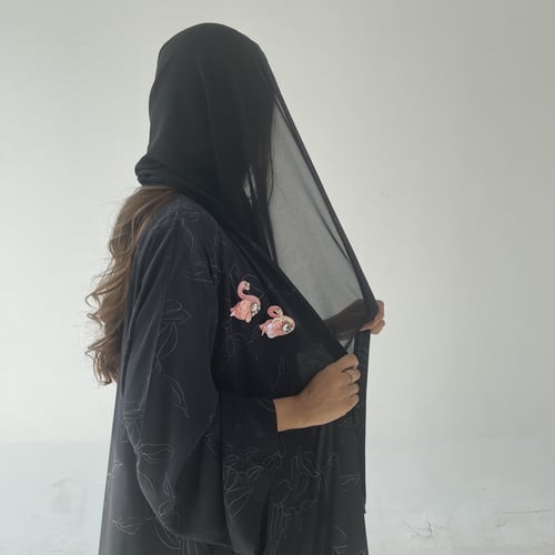 عباية قطن مع بروش بشكل فلامينجو | اسود