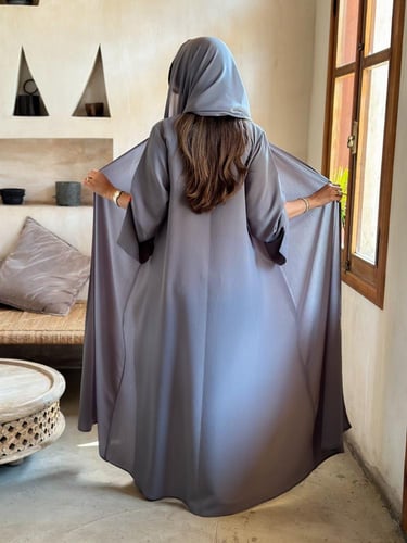 عباية كريب مكسر مع بروش بشكل كرز | رمادي