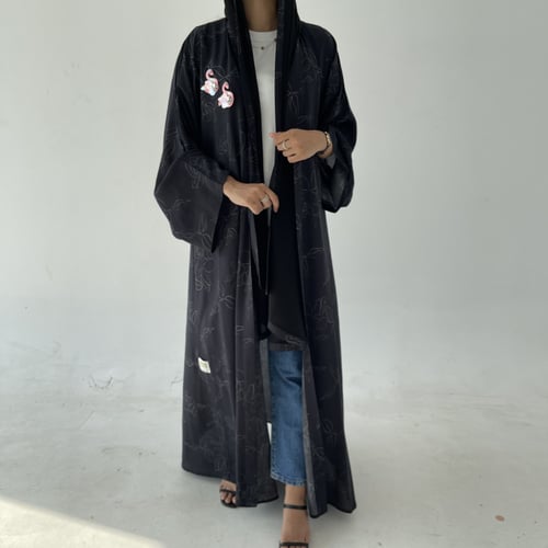 عباية قطن مع بروش بشكل فلامينجو | اسود